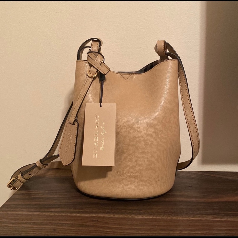 Burberry bucket back
